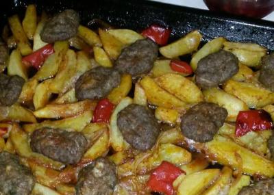 FIRINDA PATATESLİ KÖFTE 